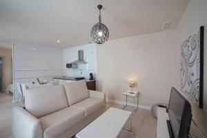 Kuchyňa alebo kuchynka v ubytovaní Casa Palacio Cádiz by Luxury Suites Cadiz