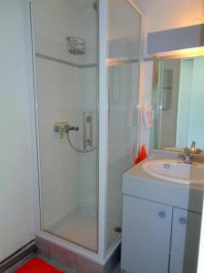 La salle de bains est pourvue d'une douche et d'un lavabo. dans l'établissement DUPLEX DERNIER ETAGE QUARTIER DES PLAGES, à Sète