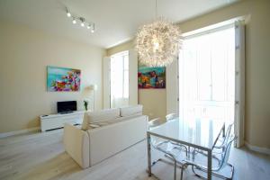 Televízia a/alebo spoločenská miestnosť v ubytovaní Casa Palacio Cádiz by Luxury Suites Cadiz