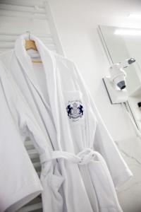 ein weißer Kittel hängt in einem Krankenzimmer in der Unterkunft Miramare Luxury Dependance in Sanremo + 69 Fotos