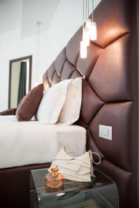 Postel nebo postele na pokoji v ubytování Sanremo Luxury Suites