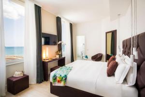 Postel nebo postele na pokoji v ubytování Sanremo Luxury Suites