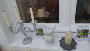 a window with three candles on a window sill at La maison d`hôtes de Constance in Le Mans