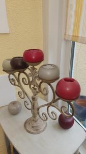a group ofools sitting on top of a table at La maison d`hôtes de Constance in Le Mans