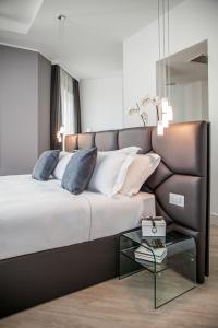 - une chambre avec un grand lit et une table en verre dans l'établissement Sanremo Luxury Suites, à Sanremo