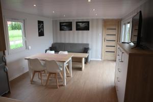 利普托斯基米库拉斯Amis apartmán 1的厨房兼餐厅，配有桌椅