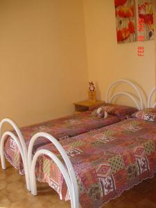 Кровать или кровати в номере Villa Palmizi mt300 from beach Calasinzias