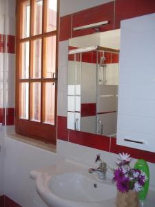 Ванная комната в Villa Palmizi mt300 from beach Calasinzias