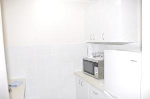 Η κουζίνα ή μικρή κουζίνα στο Accommodation Sydney City Centre - Hyde Park Studio Apartment with Balcony