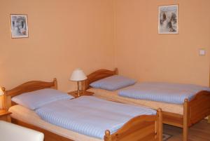 Łóżko lub łóżka w pokoju w obiekcie Hotel Alga