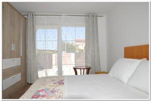 Cama ou camas em um quarto em Holiday House Elena