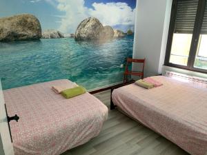 レオンにあるIdeal Grupos Grandes Barrio Húmedoの海の景色を望む客室で、ベッド2台が備わります。