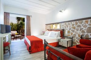 Postel nebo postele na pokoji v ubytování Villa Elia Resort + 37 fotografií