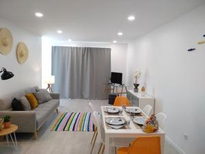 sala de estar con sofá y mesa en Apartamentos Areia e Mar Sul en Vila Praia de Âncora