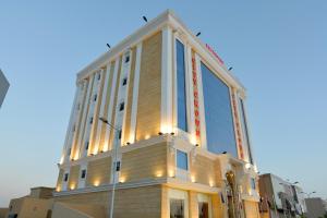فندق كراون سيتي في الرياض: مبنى طويل وبه أضواء على جانبه
