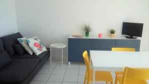 - un salon avec un canapé et une table dans l'établissement 1 CHAMBRE, VUE MER, ACCES DIRECT PLAGE, à Sète
