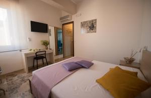 トラーパニにあるSale e Sabbiaのベッドルーム1室(枕2つ、デスク付)