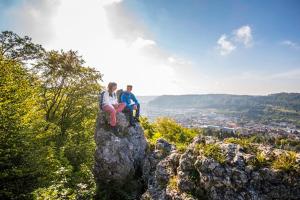 dos personas sentadas en la cima de una roca en Gasthof Linde en Albstadt