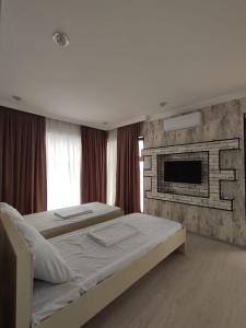 um quarto com 2 camas e uma lareira em Villa Jumeirah em Gabala