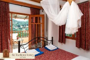 1 dormitorio con cama y ventana con vistas en Elounda Collection Villa, en Vrouchas