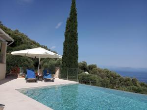 Piscina en o cerca de Villa Alonaki