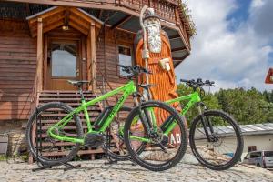 Катание на велосипеде по территории Wellness hotel Sauna или окрестностям