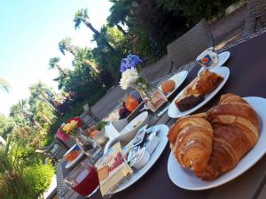 een tafel met borden brood en gebak erop bij Hotel Ares in Pontinia