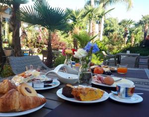 een tafel met borden brood en gebak bij Hotel Ares in Pontinia