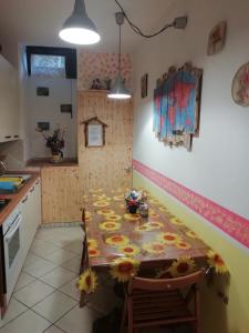 La Casina في ستيا: مطبخ مع طاولة عليها زهور