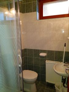 Kúpeľňa v ubytovaní Napsugár Apartmanház