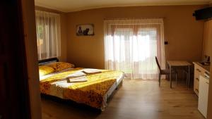 Posteľ alebo postele v izbe v ubytovaní Napsugár Apartmanház