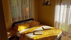 Posteľ alebo postele v izbe v ubytovaní Napsugár Apartmanház