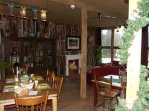 a dining room with a table and chairs and a fireplace at Trekkershut Isidorus in Winterberg