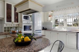 A kitchen or kitchenette at Villa Haritomeni