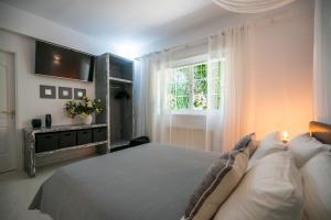 A bed or beds in a room at Villa Haritomeni