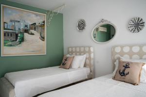 Postel nebo postele na pokoji v ubytování Villa Haritomeni + 37 fotografií