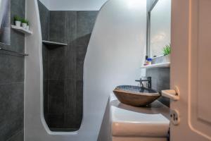 A bathroom at Villa Haritomeni