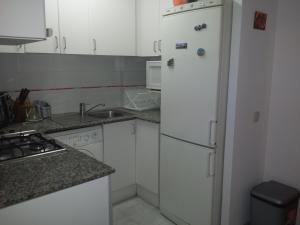 Η κουζίνα ή μικρή κουζίνα στο BRAVAHOLIDAYS-271-Zeus