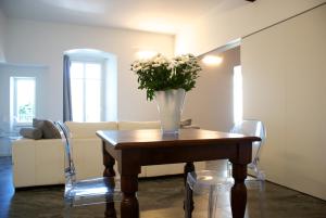 a vase of flowers on a table in a living room at Albergo Diffuso Vulcano Village in Castro