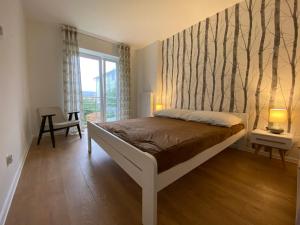 una piccola camera da letto con un letto e una finestra di Cały dom w Mielnie! a Mielno