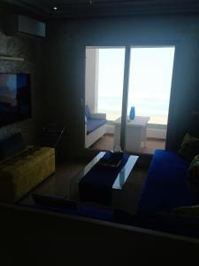 a living room with a couch and a tv at Appartement plage mehdia in Kenitra