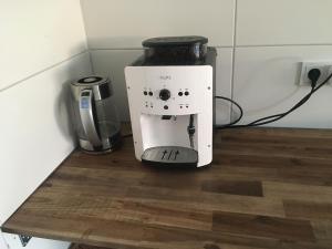 a coffee maker sitting on top of a table at en voquE in Braunschweig