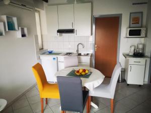 Kuchyň nebo kuchyňský kout v ubytování Apartments Suri