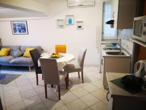 Kuchyň nebo kuchyňský kout v ubytování Apartments Suri