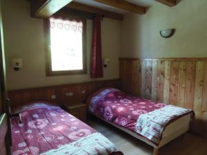 Chalet l'aubépine résidence B&B客房内的一张或多张床位