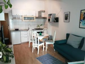 Kuchyň nebo kuchyňský kout v ubytování Apartments Suri