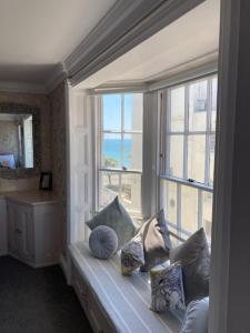 a room with a bench with a large window at Parisien Parfumerie in Brighton & Hove