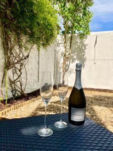 a bottle of wine and two glasses on a table at Plymouth Hoe Hideaway in Plymouth