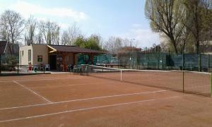 Tenis alebo squash v ubytovaní Napsugár Apartmanház alebo jeho okolí