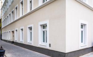 a row of windows on the side of a building at Senator Flats Petrus & Kardinal Nagl in Vienna